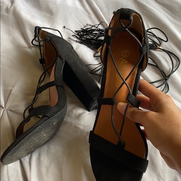 Black lace up heels - Picture 2 of 4
